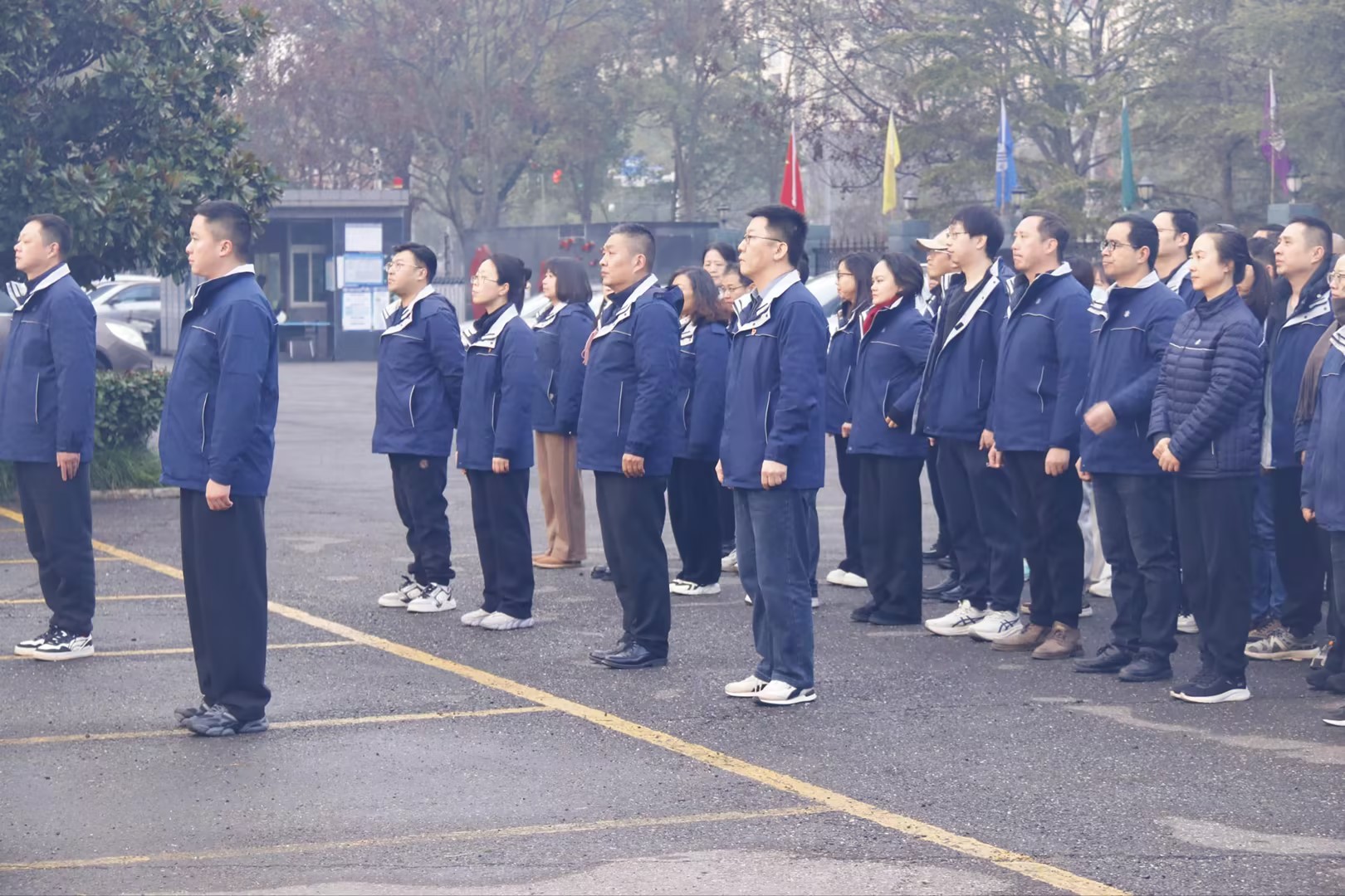 晨光映旗起新篇，凝新奮進(jìn)新征程